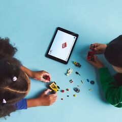 حزمة سيارة سباق شاحنة البيتزا ضد شاحنة الإطفاء من LEGO®