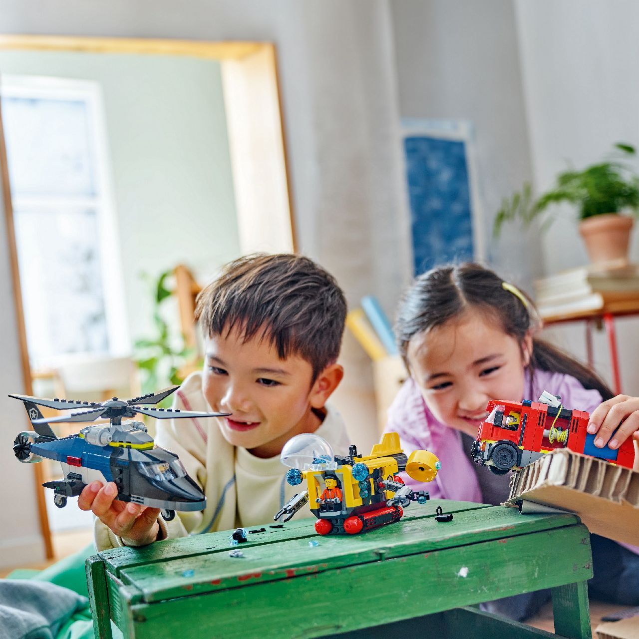 ريمكس المروحية وشاحنة الإطفاء والغواصة من LEGO®