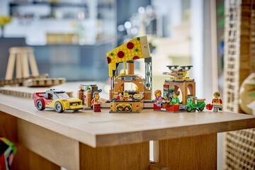 LEGO® Pizza Delivery Experience with Vehicles