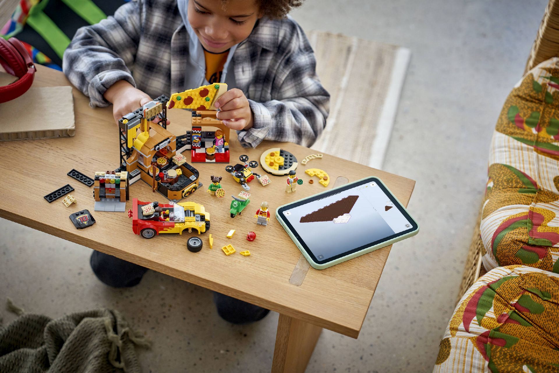 LEGO® Pizza Delivery Experience with Vehicles