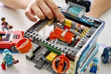 LEGO® Drive-Through Car Wash