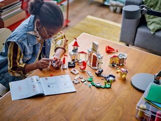 ليغو® قتال Roy في قلعة Peach