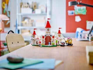 ليغو® قتال Roy في قلعة Peach