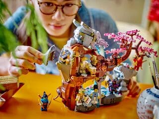 مجموعة بناء ضريح حجر التنين من LEGO®