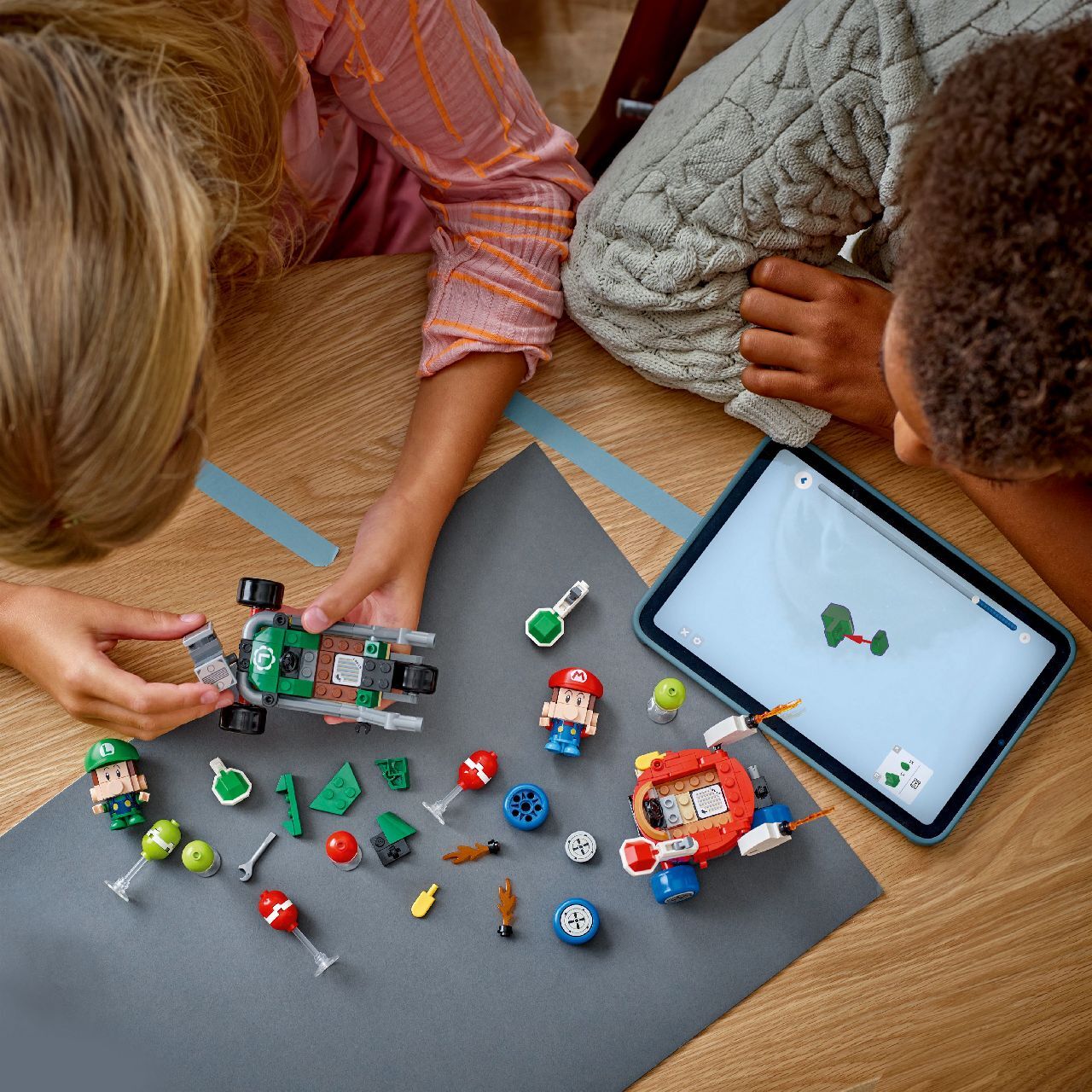 Mario Kart™ – Baby Mario بمواجهة Baby Luigi من LEGO®