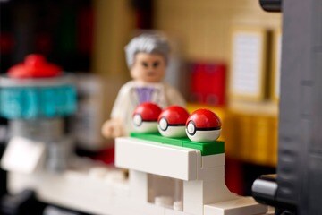 LEGO® Iconic Trainer Moments Poké Ball