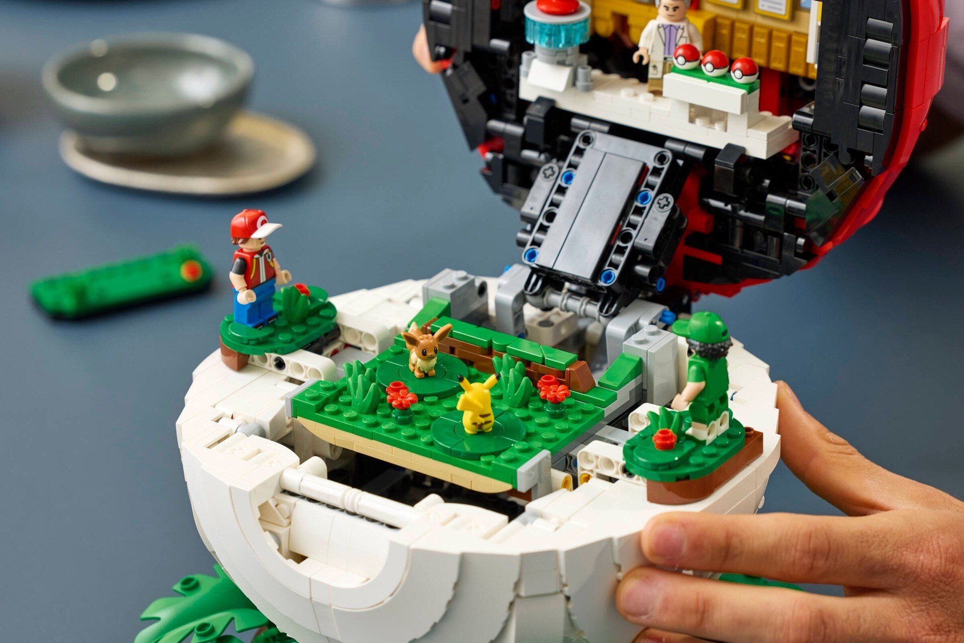 LEGO® Iconic Trainer Moments Poké Ball