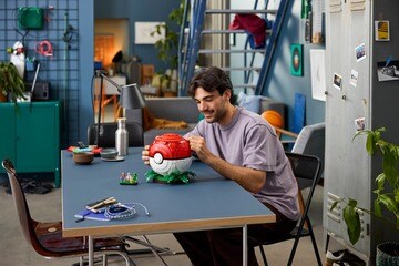 LEGO® Iconic Trainer Moments Poké Ball