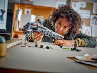 مجموعة بناء مركبة سيث إنفليتور™ من LEGO®