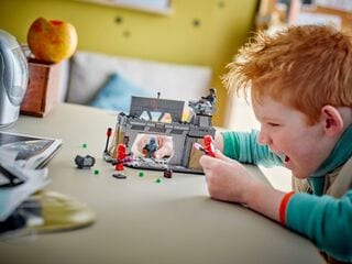 مجموعة بناء معركة باز فيزلا™ وموف جيديون من LEGO®