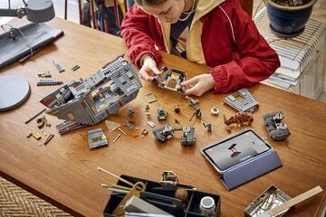 LEGO® Offworld Sandcrawler™ and Mudhorn