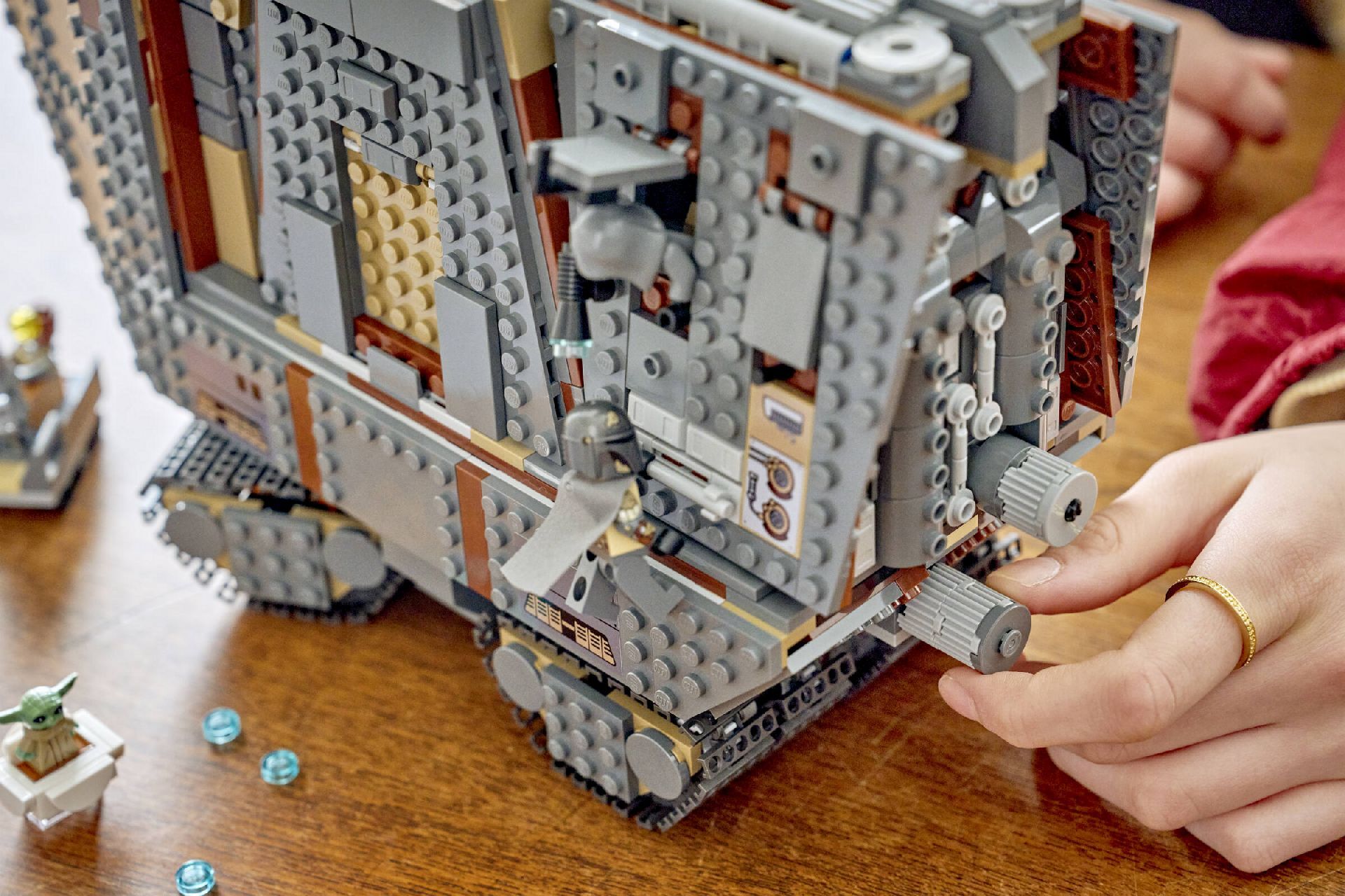 LEGO® Offworld Sandcrawler™ and Mudhorn