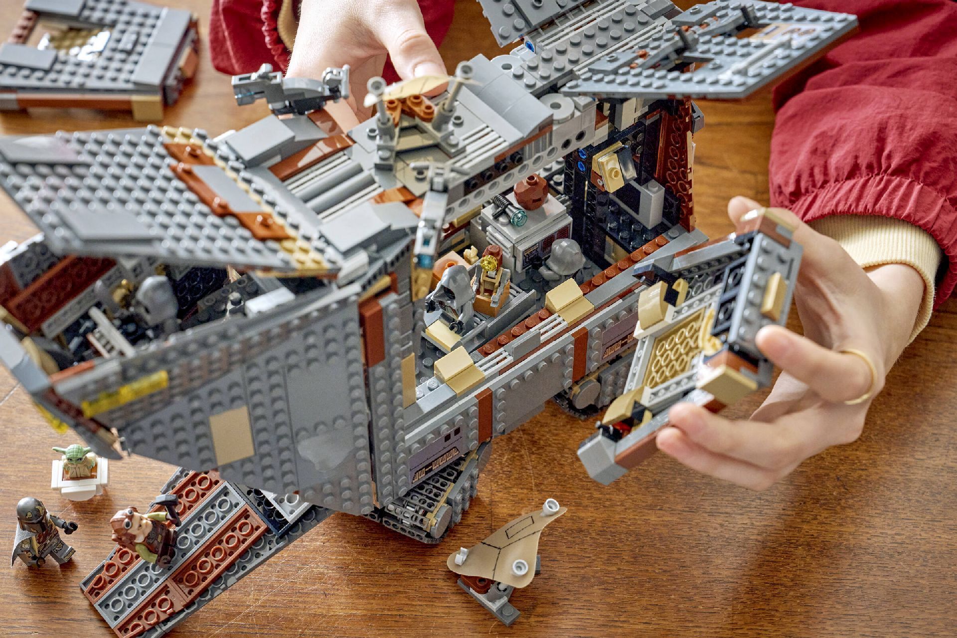 LEGO® Offworld Sandcrawler™ and Mudhorn