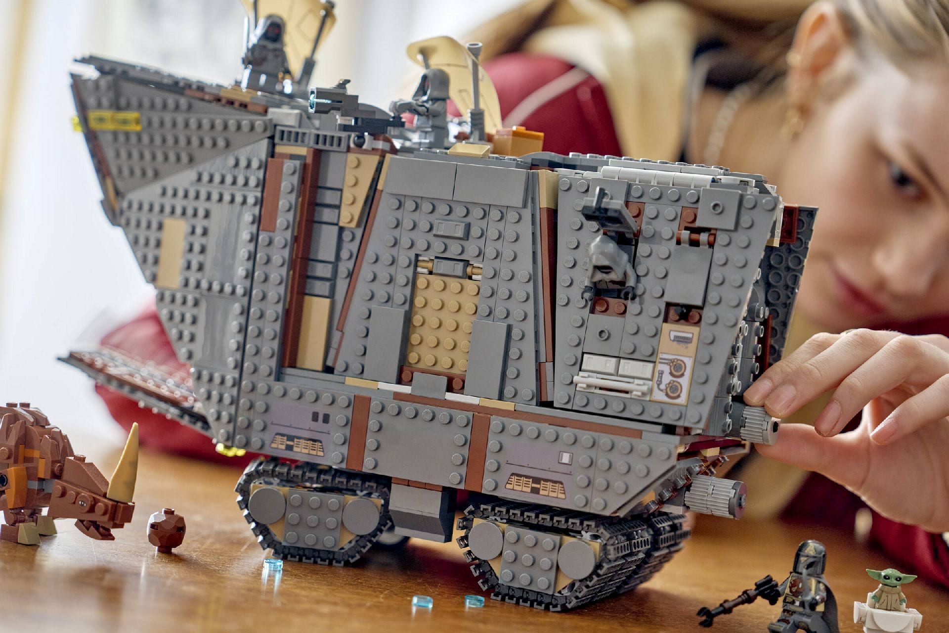 LEGO® Offworld Sandcrawler™ and Mudhorn
