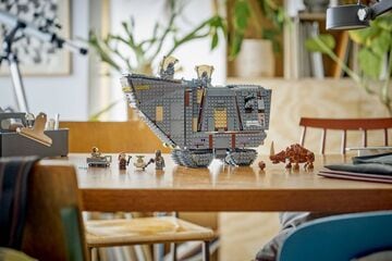 LEGO® Offworld Sandcrawler™ and Mudhorn