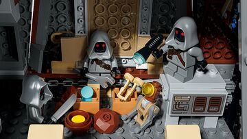 LEGO® Offworld Sandcrawler™ and Mudhorn
