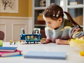 مجموعة حفلات الحافلة الموسيقية لمينيون من LEGO®