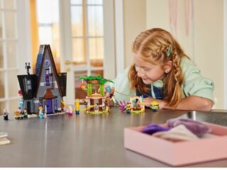 مجموعة بناء منزل عائلة جرو والمينيون من LEGO®