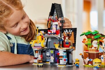 مجموعة بناء منزل عائلة جرو والمينيون من LEGO®