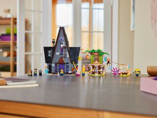 مجموعة بناء منزل عائلة جرو والمينيون من LEGO®