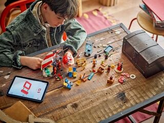 LEGO® Buggy the Clown's Circus Tent