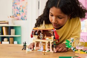 LEGO® Glinda & Elphaba Visit Munchkinland