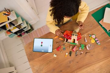 LEGO® Glinda & Elphaba Visit Munchkinland