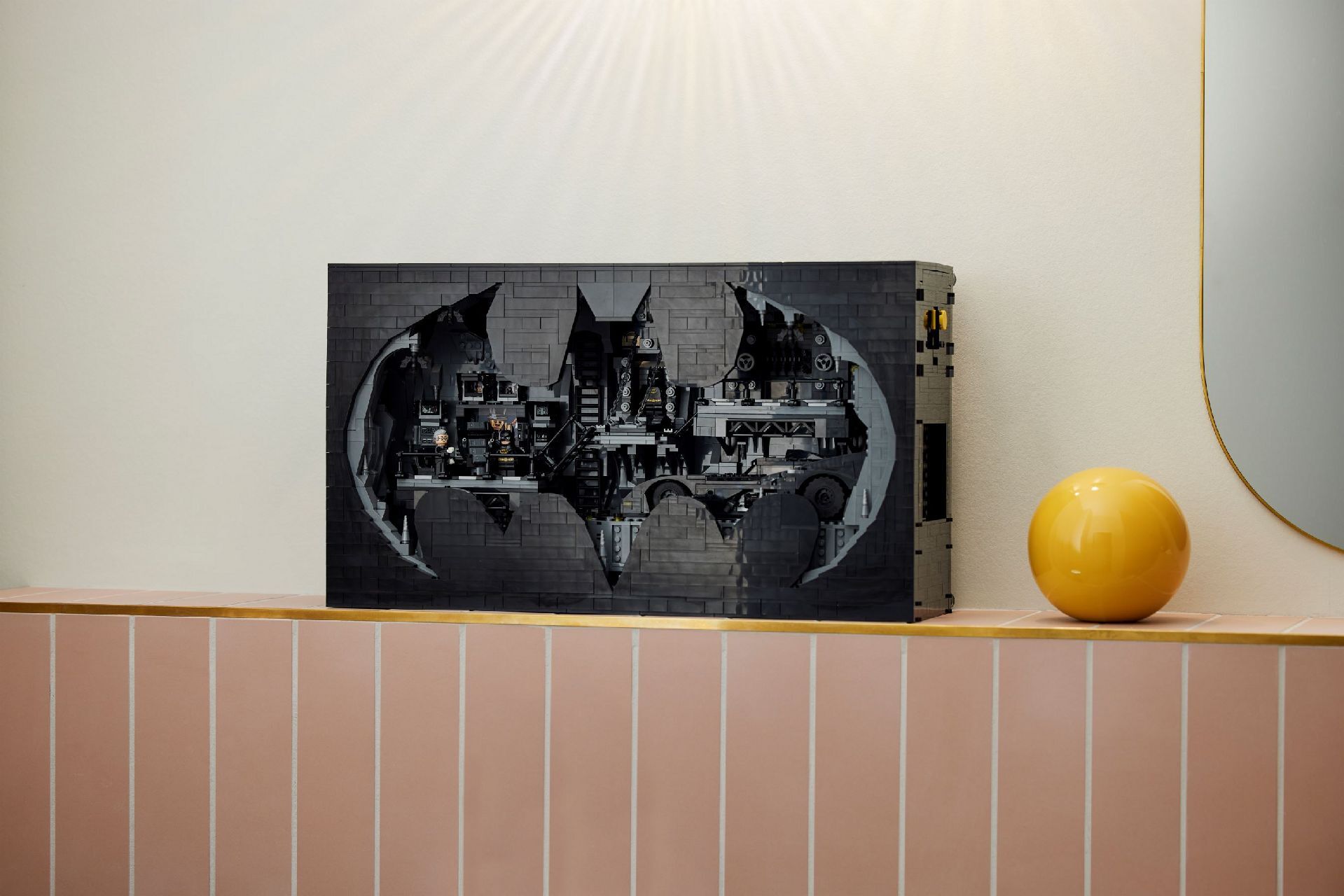 LEGO® Batcave™ – Shadow Box