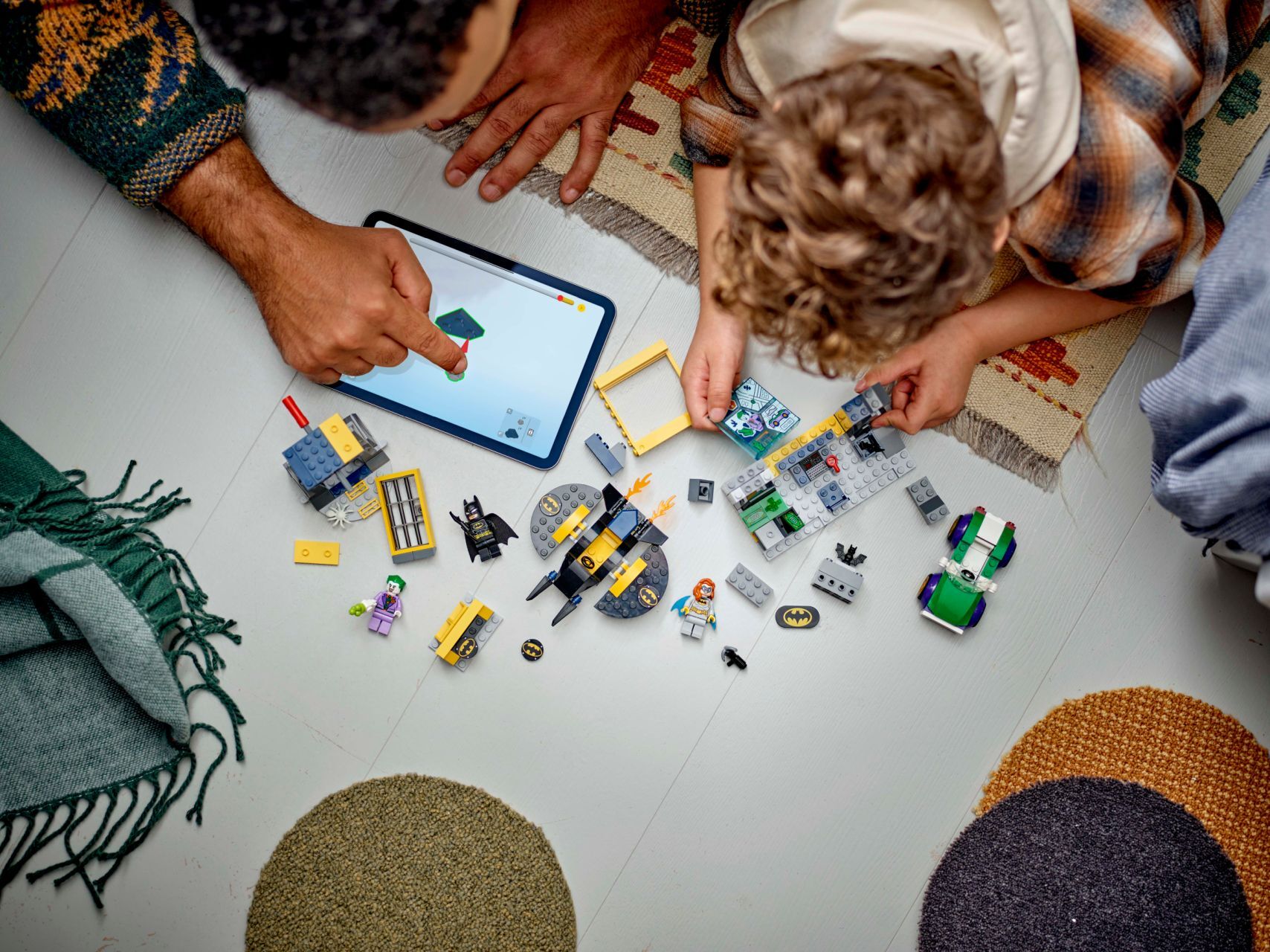 مجموعة بناء كهف باتمان™ مع Batman™ وبات جيرل™ وجوكر™ من LEGO®