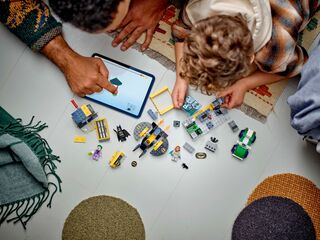 مجموعة بناء كهف باتمان™ مع Batman™ وبات جيرل™ وجوكر™ من LEGO®