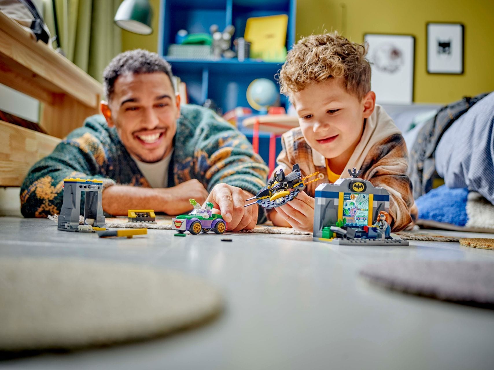 مجموعة بناء كهف باتمان™ مع Batman™ وبات جيرل™ وجوكر™ من LEGO®