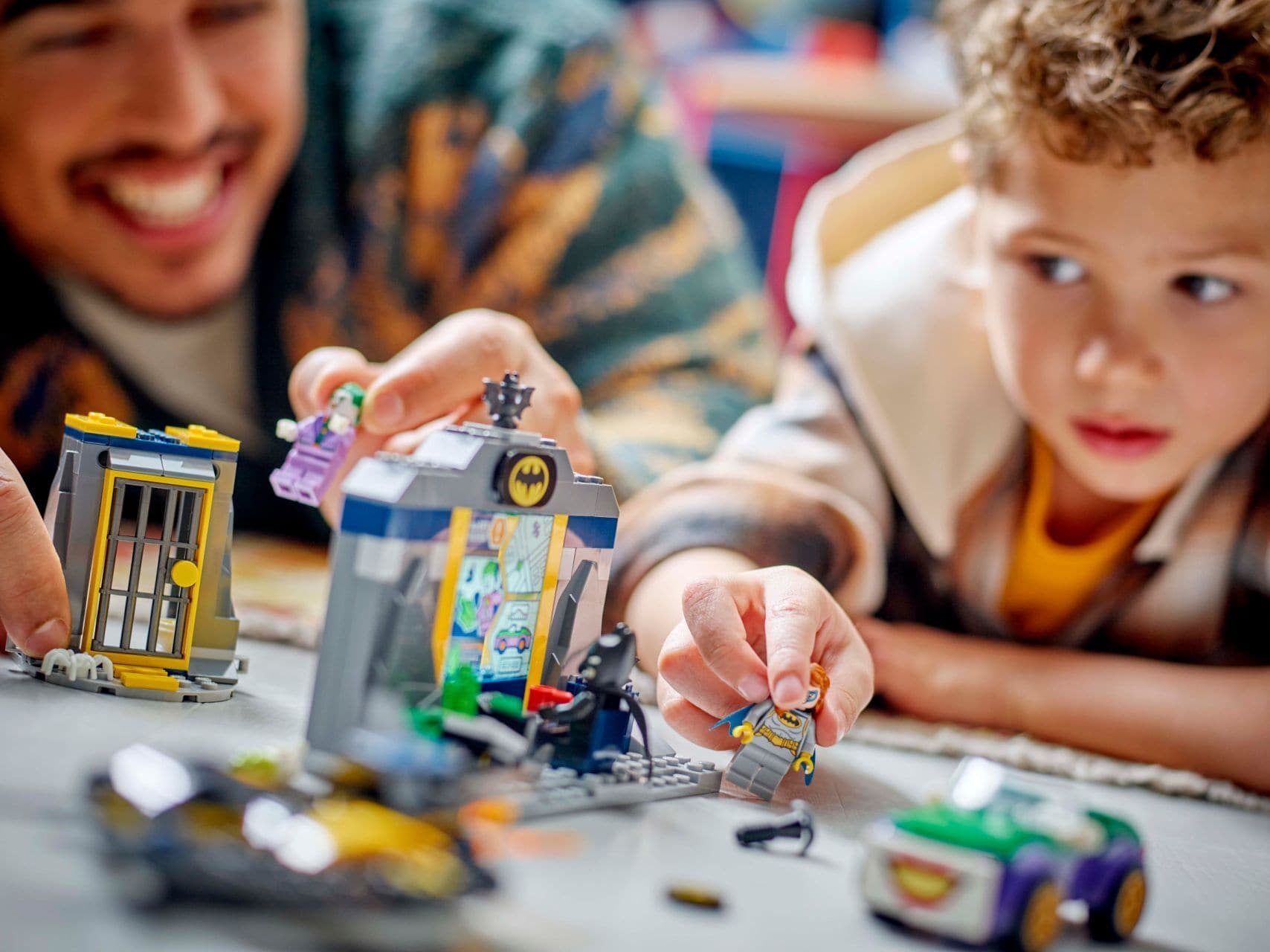 مجموعة بناء كهف باتمان™ مع Batman™ وبات جيرل™ وجوكر™ من LEGO®