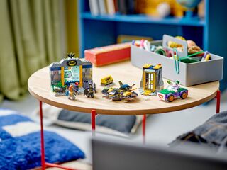 مجموعة بناء كهف باتمان™ مع Batman™ وبات جيرل™ وجوكر™ من LEGO®