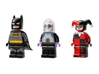 مجموعة بناء LEGO® Batman™ مع عربة بات موبايل™ ضد هارلي كوين™ ومستر فريز™