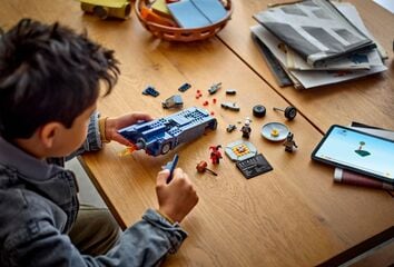 مجموعة بناء LEGO® Batman™ مع عربة بات موبايل™ ضد هارلي كوين™ ومستر فريز™