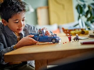 مجموعة بناء LEGO® Batman™ مع عربة بات موبايل™ ضد هارلي كوين™ ومستر فريز™