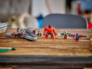 LEGO® Captain America vs. Red Hulk Battle