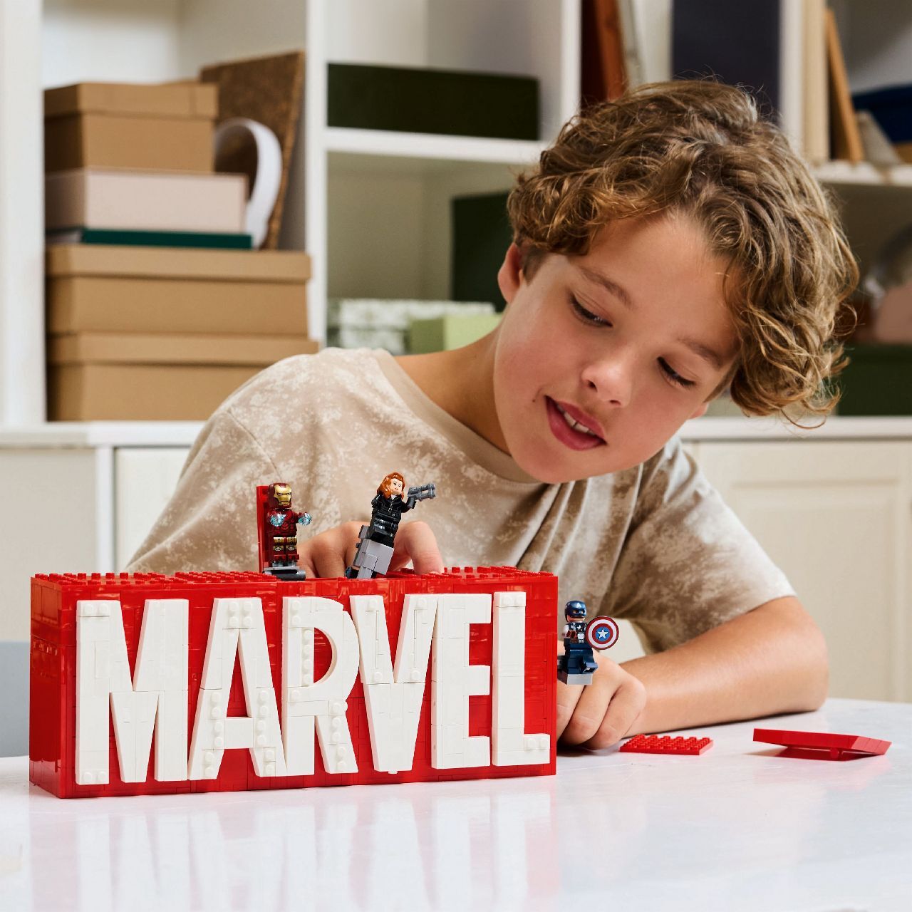 LEGO® MARVEL Logo & Minifigures