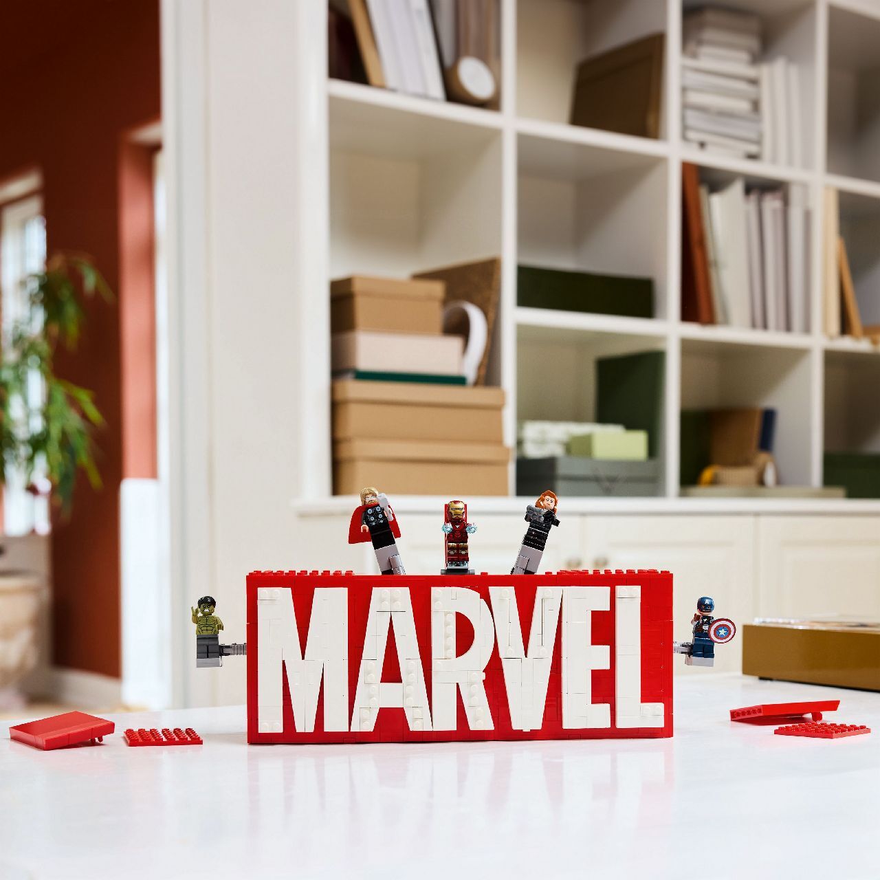 LEGO® MARVEL Logo & Minifigures