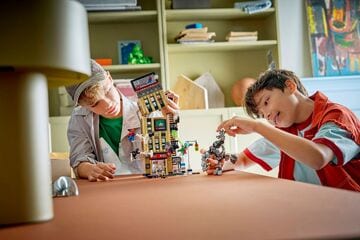 LEGO® Spider-Man vs. Mysterio: The Daily Bugle