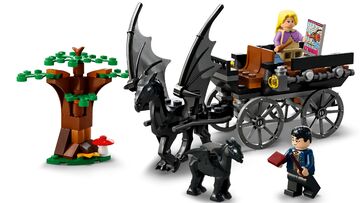 LEGO® Hogwarts™ Carriage and Thestrals