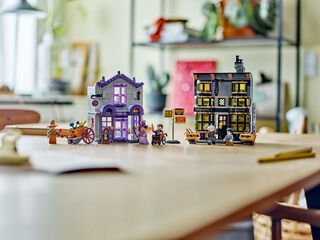 مجموعة بناء متاجر أوليفاندر™ والسيدة مالكين روبز من LEGO®