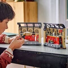 LEGO® Book Nook: Hogwarts™ Express
