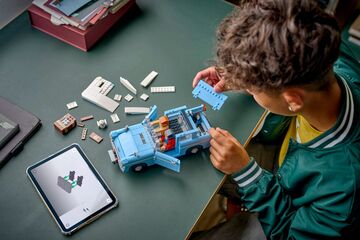 LEGO® Enchanted Flying Ford Anglia™