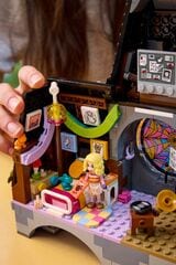 LEGO® Wednesday & Enid's Dorm Room