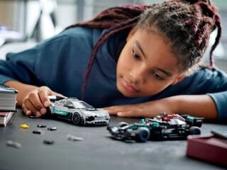 مجموعة بناء مرسيدس-إيه إم جي F1 W12 E بيرفورمانس آند مرسيدس إيه إم جي بروجيكت ون من ليغو®