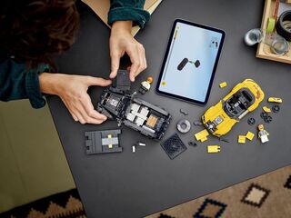 مجموعة بناء سيارة مرسيدس إيه أم جي جي 63 ومرسيدس إيه أم جي أس أل 63 من LEGO®