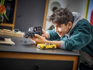 مجموعة بناء سيارة مرسيدس إيه أم جي جي 63 ومرسيدس إيه أم جي أس أل 63 من LEGO®