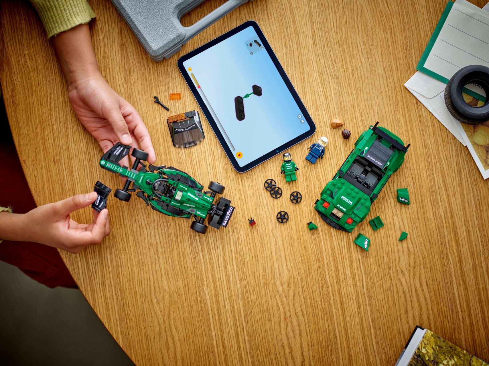 LEGO® Aston Martin Safety Car & AMR23