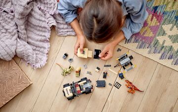 LEGO® Pyroraptor & Dilophosaurus Transport